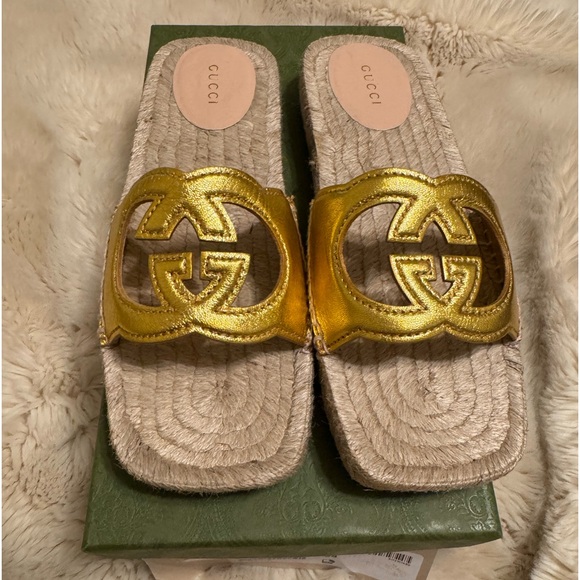 Authentic Gucci Gold interlocking shoes. Like new, worn once - Picture 2 of 6